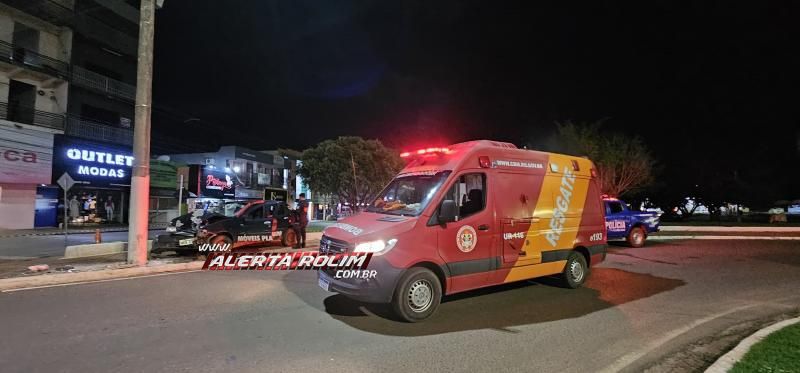 Carro colidiu violentamente contra poste durante essa madrugada em Rolim de Moura; vítimas foram socorridas e transferidas para o HEURO Carro colidiu violentamente contra poste durante essa madrugada em Rolim de Moura; vítimas foram socorridas e transferidas para o HEURO