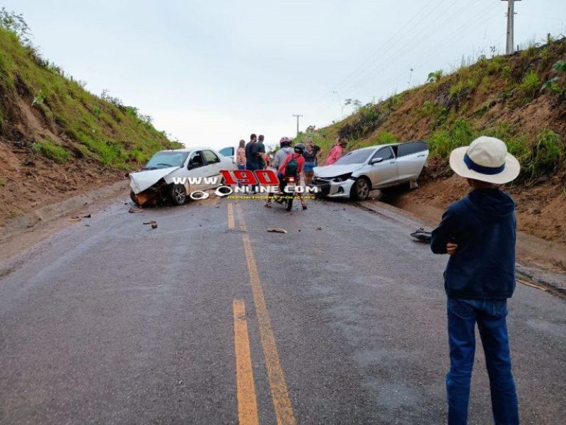 Colisão frontal entre dois veículos foi registrada na linha P 50, em Alta Floresta do Oeste Colisão frontal entre dois veículos foi registrada na linha P 50, em Alta Floresta do Oeste