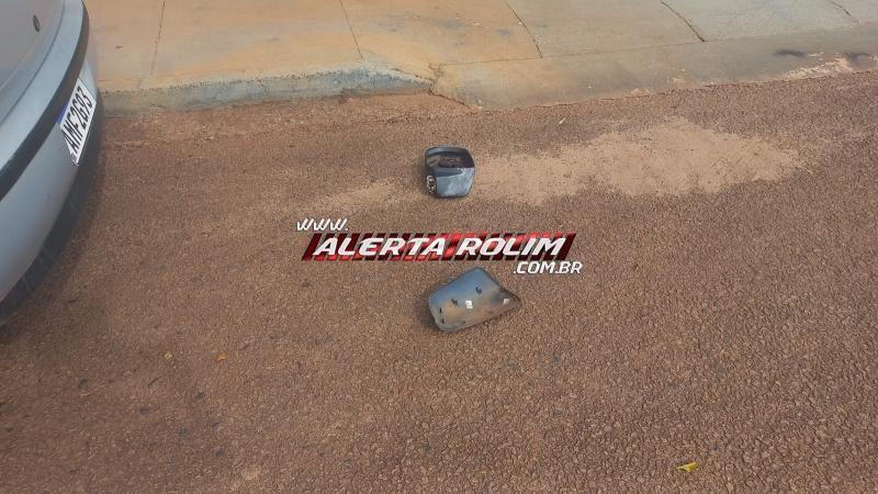 Duas adolescentes foram socorridas após colisão entre bicicleta e caminhonete no bairro São Cristóvão, em Rolim de Moura Duas adolescentes foram socorridas após colisão entre bicicleta e caminhonete no bairro São Cristóvão, em Rolim de Moura