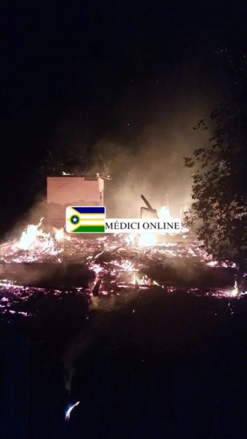 Incêndio atingiu residência nesta madrugada em Presidente Médici Incêndio atingiu residência nesta madrugada em Presidente Médici