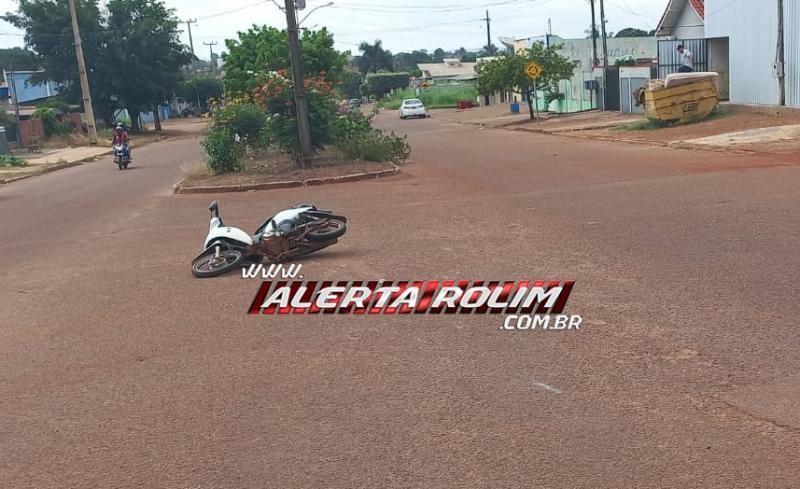 Terceiro acidente do dia deixou condutora de moto ferida no bairro São Cristóvão, em Rolim de Moura Terceiro acidente do dia deixou condutora de moto ferida no bairro São Cristóvão, em Rolim de Moura