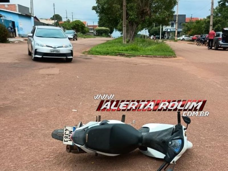 Terceiro acidente do dia deixou condutora de moto ferida no bairro São Cristóvão, em Rolim de Moura Terceiro acidente do dia deixou condutora de moto ferida no bairro São Cristóvão, em Rolim de Moura