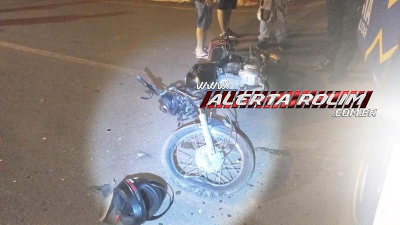 Violenta colisão entre carro e moto deixou uma pessoa ferida nesta noite, em Rolim de Moura Violenta colisão entre carro e moto deixou uma pessoa ferida nesta noite, em Rolim de Moura