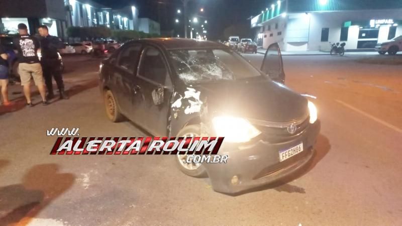 Violenta colisão entre carro e moto deixou uma pessoa ferida nesta noite, em Rolim de Moura Violenta colisão entre carro e moto deixou uma pessoa ferida nesta noite, em Rolim de Moura