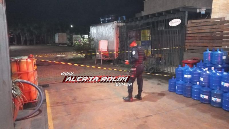 Homem foi atingido por dois tiros em posto de combustível nesta madrugada no Centro de Rolim de Moura Homem foi atingido por dois tiros em posto de combustível nesta madrugada no Centro de Rolim de Moura