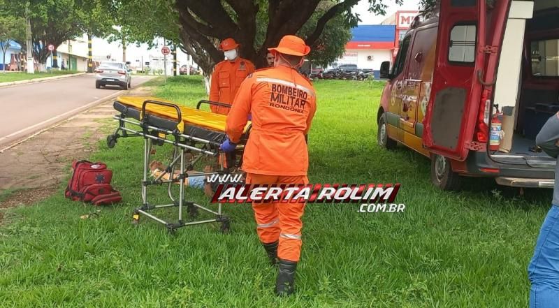 Adolescente, que conduzia bicicleta motorizada, foi socorrido após colisão com carro no Centro de Rolim de Moura Adolescente, que conduzia bicicleta motorizada, foi socorrido após colisão com carro no Centro de Rolim de Moura