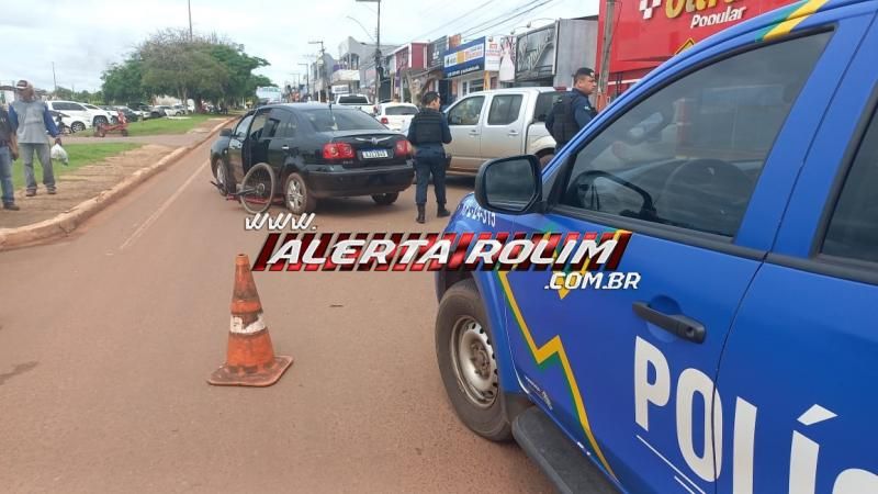 Bicicleta parou embaixo de carro após acidente de trânsito nesta manhã no Centro de Rolim de Moura Bicicleta parou embaixo de carro após acidente de trânsito nesta manhã no Centro de Rolim de Moura