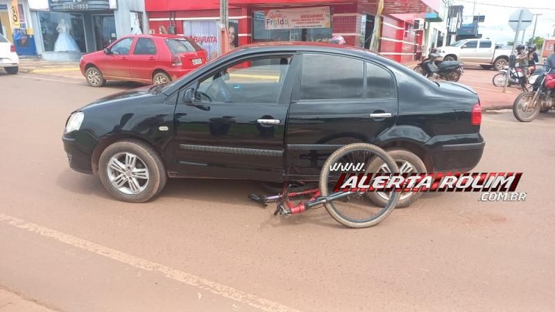 Bicicleta parou embaixo de carro após acidente de trânsito nesta manhã no Centro de Rolim de Moura Bicicleta parou embaixo de carro após acidente de trânsito nesta manhã no Centro de Rolim de Moura