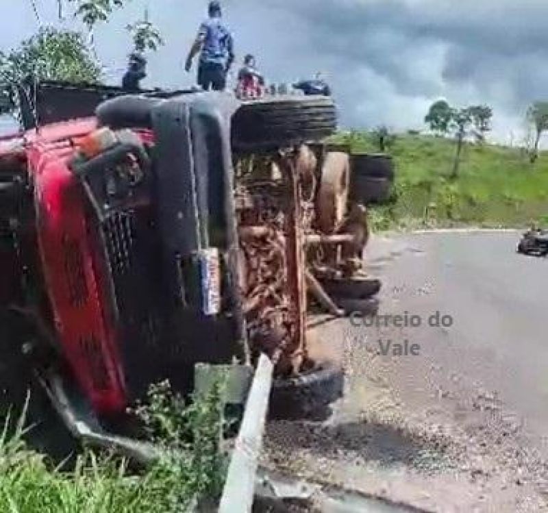 Caminhão boiadeiro tombou na Serra da Onça, na BR 429 Caminhão boiadeiro tombou na Serra da Onça, na BR 429