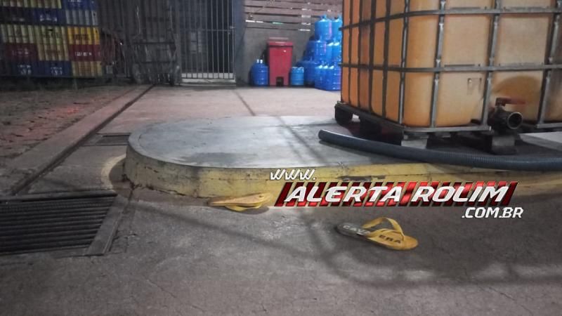 Homem foi atingido por dois tiros em posto de combustível nesta madrugada no Centro de Rolim de Moura Homem foi atingido por dois tiros em posto de combustível nesta madrugada no Centro de Rolim de Moura