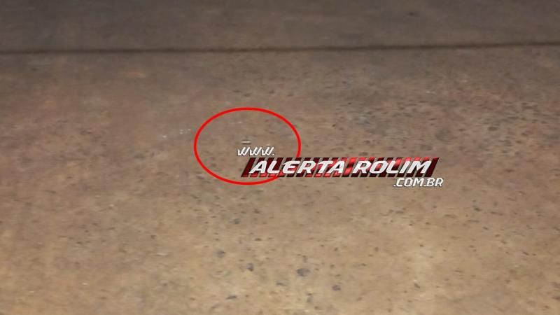 Homem foi atingido por dois tiros em posto de combustível nesta madrugada no Centro de Rolim de Moura Homem foi atingido por dois tiros em posto de combustível nesta madrugada no Centro de Rolim de Moura