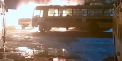 Membros de facção ateiam fogo em 10 ônibus escolares no distrito de União Bandeirantes Membros de facção ateiam fogo em 10 ônibus escolares no distrito de União Bandeirantes