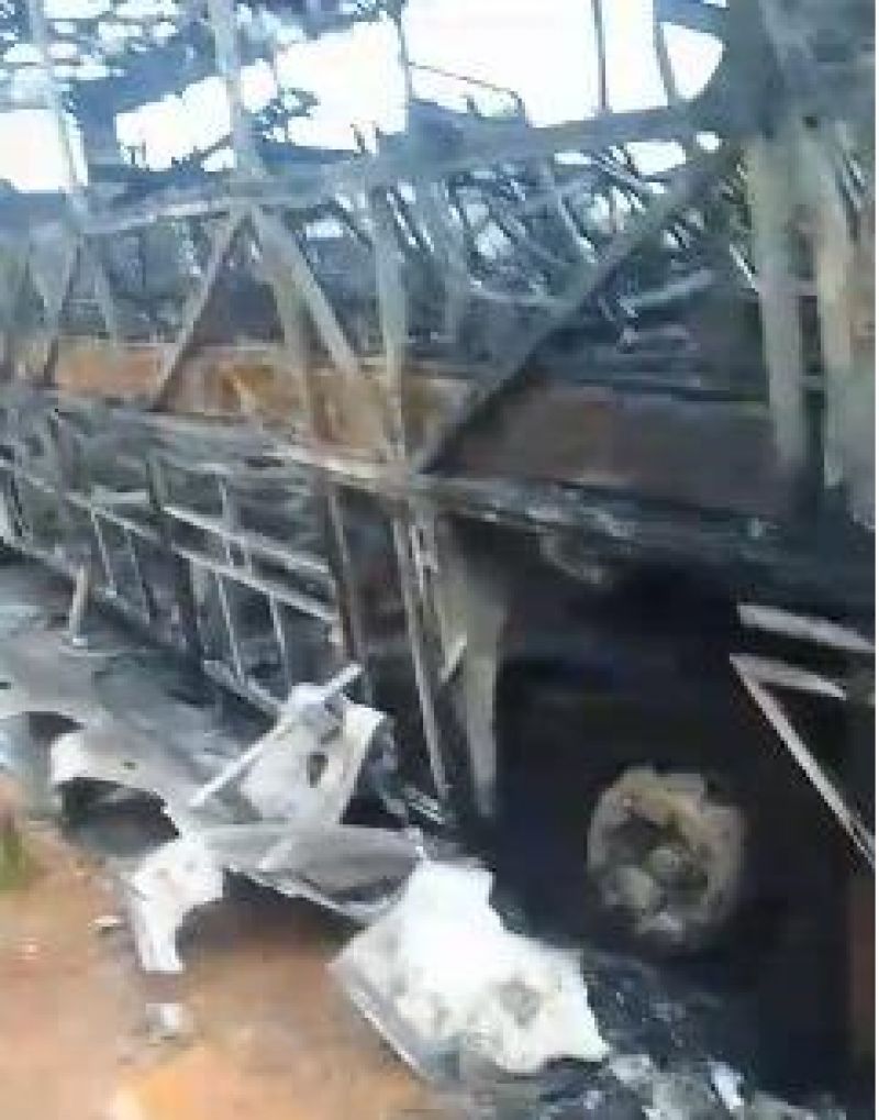 Ônibus da Eucatur e caminhão baú são incendiados em Mirante da Serra na madrugada desta terça-feira Ônibus da Eucatur e caminhão baú são incendiados em Mirante da Serra na madrugada desta terça-feira