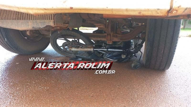 Para não ser atingido por caminhão, motociclista saltou de moto nesta manhã no bairro Cidade Alta, em Rolim de Moura Para não ser atingido por caminhão, motociclista saltou de moto nesta manhã no bairro Cidade Alta, em Rolim de Moura