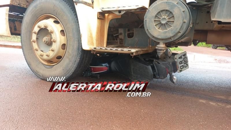 Para não ser atingido por caminhão, motociclista saltou de moto nesta manhã no bairro Cidade Alta, em Rolim de Moura Para não ser atingido por caminhão, motociclista saltou de moto nesta manhã no bairro Cidade Alta, em Rolim de Moura