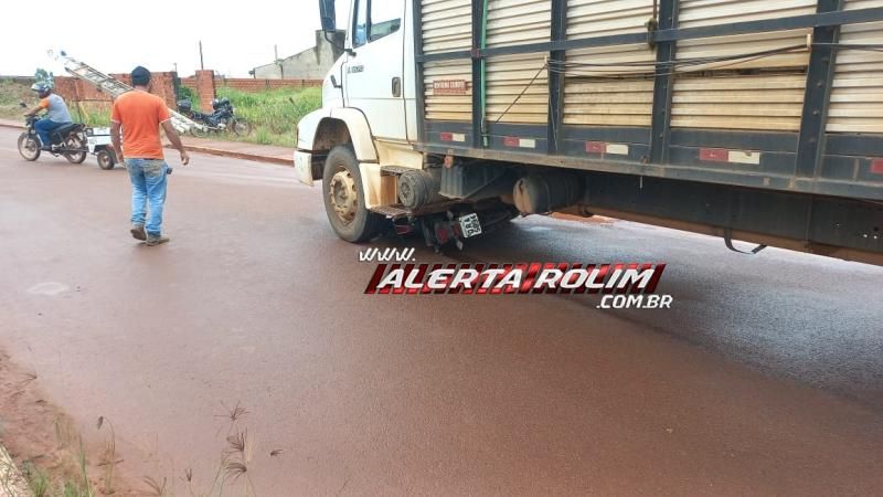 Para não ser atingido por caminhão, motociclista saltou de moto nesta manhã no bairro Cidade Alta, em Rolim de Moura Para não ser atingido por caminhão, motociclista saltou de moto nesta manhã no bairro Cidade Alta, em Rolim de Moura