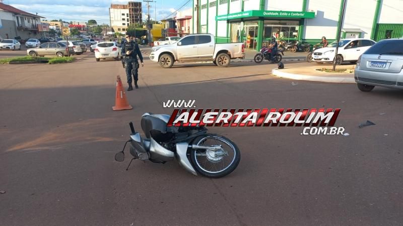 Terceiro acidente de trânsito do dia envolveu carro e moto e também deixou uma pessoa ferida, em Rolim de Moura Terceiro acidente de trânsito do dia envolveu carro e moto e também deixou uma pessoa ferida, em Rolim de Moura