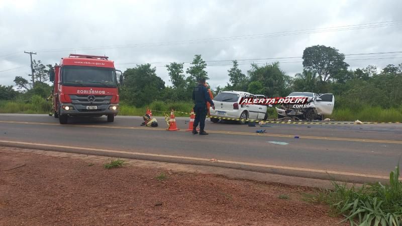 URGENTE – Colisão entre dois carros na RO 010 registrou 3 óbitos nesta manhã, em Rolim de Moura URGENTE – Colisão entre dois carros na RO 010 registrou 3 óbitos nesta manhã, em Rolim de Moura