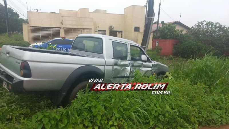 Acidente envolvendo ônibus e caminhonete foi registrado nesta tarde, em Rolim de Moura Acidente envolvendo ônibus e caminhonete foi registrado nesta tarde, em Rolim de Moura