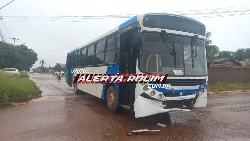 Acidente envolvendo ônibus e caminhonete foi registrado nesta tarde, em Rolim de Moura Acidente envolvendo ônibus e caminhonete foi registrado nesta tarde, em Rolim de Moura