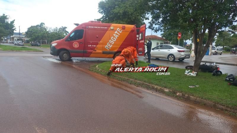 Acidente de trânsito envolvendo carro e moto deixou duas pessoas feridas nesta tarde em Rolim de Moura Acidente de trânsito envolvendo carro e moto deixou duas pessoas feridas nesta tarde em Rolim de Moura