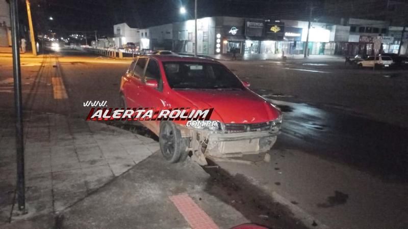 Acidente de trânsito envolvendo dois carros foi registrado nesta noite no Centro de Rolim de Moura Acidente de trânsito envolvendo dois carros foi registrado nesta noite no Centro de Rolim de Moura