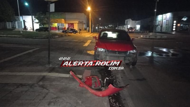 Acidente de trânsito envolvendo dois carros foi registrado nesta noite no Centro de Rolim de Moura Acidente de trânsito envolvendo dois carros foi registrado nesta noite no Centro de Rolim de Moura