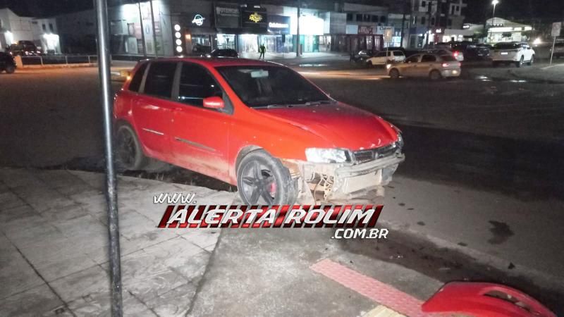 Acidente de trânsito envolvendo dois carros foi registrado nesta noite no Centro de Rolim de Moura Acidente de trânsito envolvendo dois carros foi registrado nesta noite no Centro de Rolim de Moura