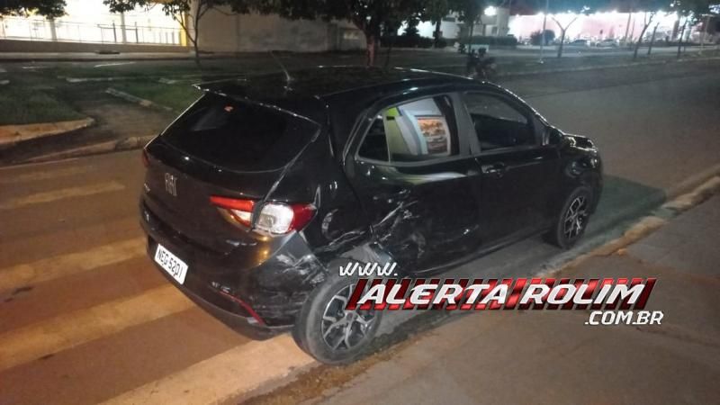 Acidente de trânsito envolvendo dois carros foi registrado nesta noite no Centro de Rolim de Moura Acidente de trânsito envolvendo dois carros foi registrado nesta noite no Centro de Rolim de Moura