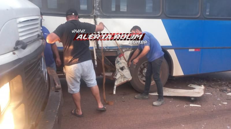 Acidente envolvendo carreta e ônibus que transporta funcionários de frigorifico foi registrado na RO 010, em Rolim de Moura Acidente envolvendo carreta e ônibus que transporta funcionários de frigorifico foi registrado na RO 010, em Rolim de Moura