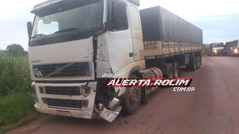 Acidente envolvendo carreta e ônibus que transporta funcionários de frigorifico foi registrado na RO 010, em Rolim de Moura Acidente envolvendo carreta e ônibus que transporta funcionários de frigorifico foi registrado na RO 010, em Rolim de Moura