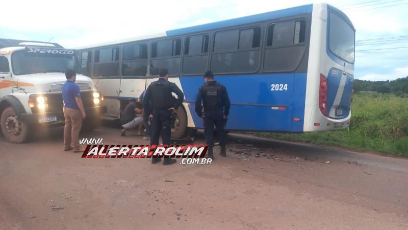 Acidente envolvendo carreta e ônibus que transporta funcionários de frigorifico foi registrado na RO 010, em Rolim de Moura Acidente envolvendo carreta e ônibus que transporta funcionários de frigorifico foi registrado na RO 010, em Rolim de Moura