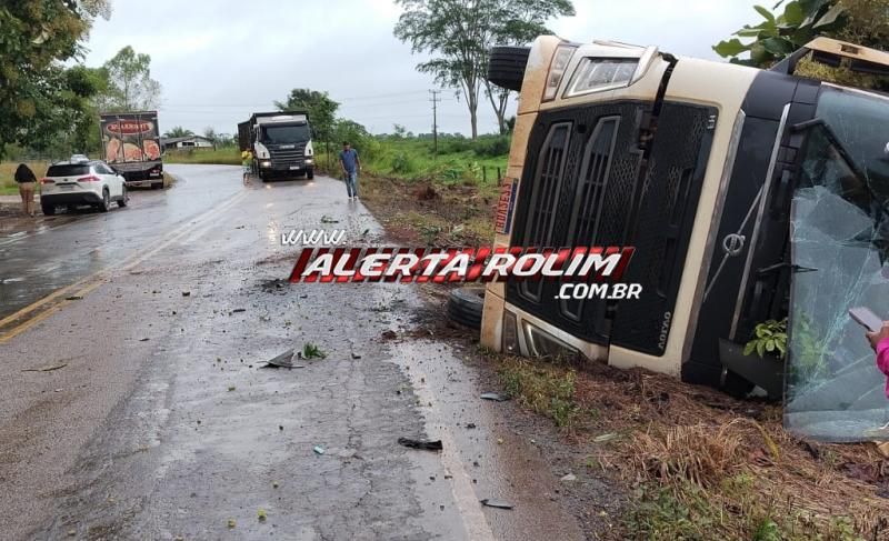 Carreta carregada com bois tombou na RO 383 entre Santa Luzia e Alta Floresta do Oeste Carreta carregada com bois tombou na RO 383 entre Santa Luzia e Alta Floresta do Oeste