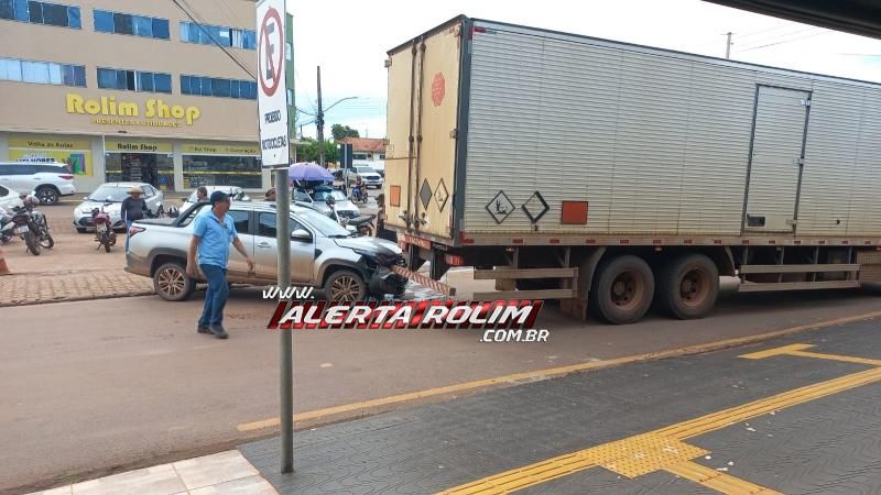 Colisão entre carro e caminhão ocorreu no Centro de Rolim de Moura Colisão entre carro e caminhão ocorreu no Centro de Rolim de Moura
