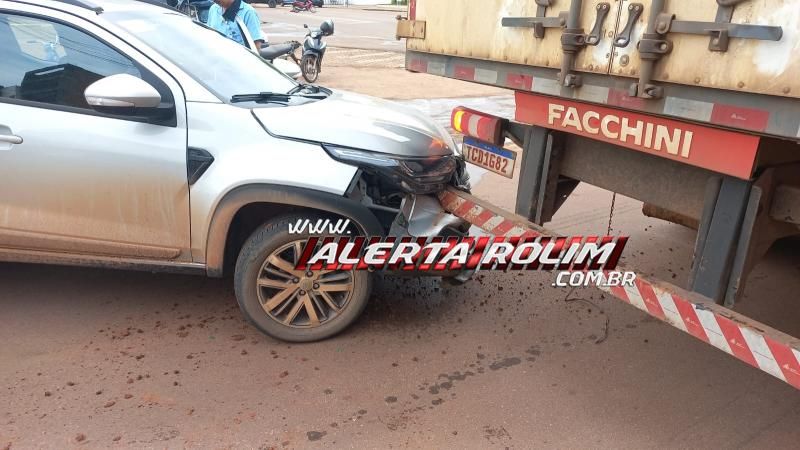 Colisão entre carro e caminhão ocorreu no Centro de Rolim de Moura Colisão entre carro e caminhão ocorreu no Centro de Rolim de Moura