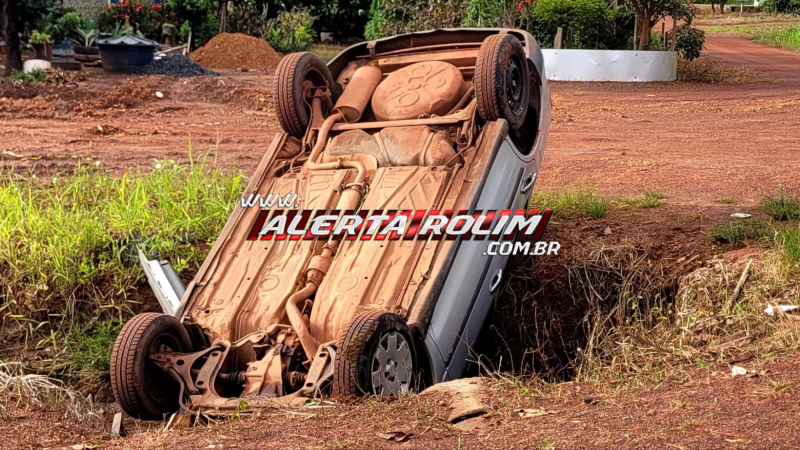 Carro caiu dentro de bueiro nesta madrugada no bairro São Cristóvão, em Rolim de Moura Carro caiu dentro de bueiro nesta madrugada no bairro São Cristóvão, em Rolim de Moura