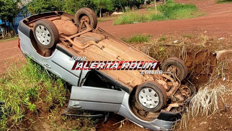 Carro caiu dentro de bueiro nesta madrugada no bairro São Cristóvão, em Rolim de Moura Carro caiu dentro de bueiro nesta madrugada no bairro São Cristóvão, em Rolim de Moura