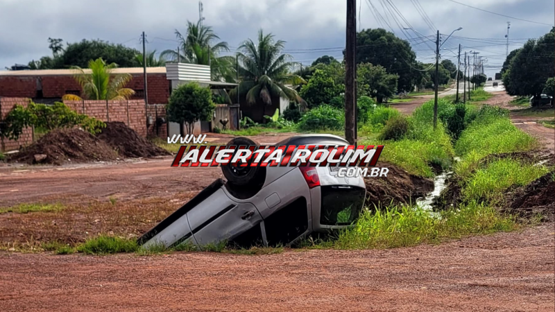 Carro caiu dentro de bueiro nesta madrugada no bairro São Cristóvão, em Rolim de Moura Carro caiu dentro de bueiro nesta madrugada no bairro São Cristóvão, em Rolim de Moura