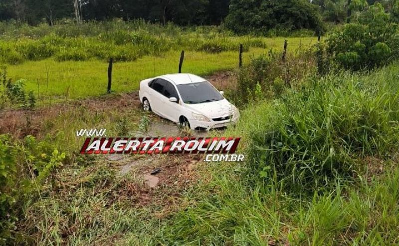 Carro saiu da pista nesta sexta-feira na RO 010, em Rolim de Moura Carro saiu da pista nesta sexta-feira na RO 010, em Rolim de Moura