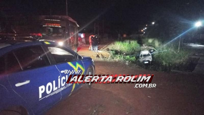 Condutor perdeu o controle e carro caiu dentro de córrego no bairro Beira Rio em Rolim de Moura Condutor perdeu o controle e carro caiu dentro de córrego no bairro Beira Rio em Rolim de Moura