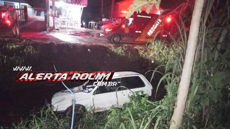 Condutor perdeu o controle e carro caiu dentro de córrego no bairro Beira Rio em Rolim de Moura Condutor perdeu o controle e carro caiu dentro de córrego no bairro Beira Rio em Rolim de Moura