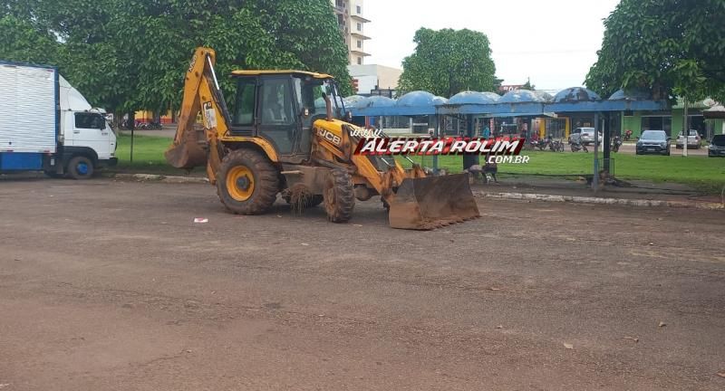Equipe de Secretaria de Obras está no Centro da cidade para demolir antigo ponto de táxi onde se reúnem andarilhos Equipe de Secretaria de Obras está no Centro da cidade para demolir antigo ponto de táxi onde se reúnem andarilhos