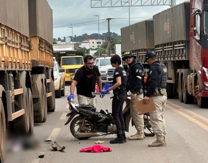 Motociclista morreu esmagado por carreta na BR-364 em Jaru Motociclista morreu esmagado por carreta na BR-364 em Jaru