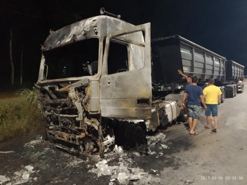 Motorista de Rolim de Moura teve carreta carregada com soja destruída por incêndio, em Porto Velho Motorista de Rolim de Moura teve carreta carregada com soja destruída por incêndio, em Porto Velho