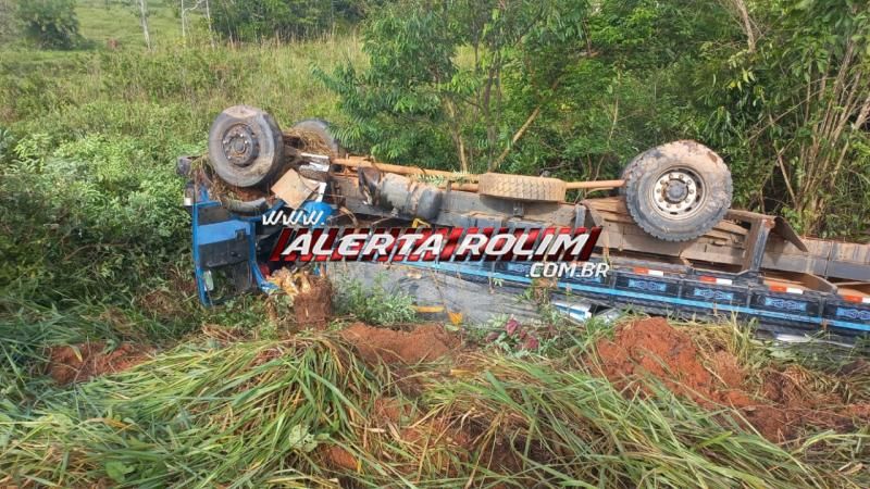 Motorista e passageiro saíram ilesos após caminhão capotar na RO 383, em Rolim de Moura Motorista e passageiro saíram ilesos após caminhão capotar na RO 383, em Rolim de Moura