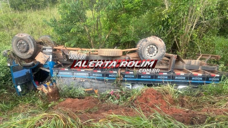 Motorista e passageiro saíram ilesos após caminhão capotar na RO 383, em Rolim de Moura Motorista e passageiro saíram ilesos após caminhão capotar na RO 383, em Rolim de Moura