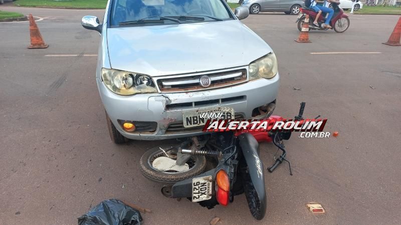 Mulher foi socorrida com suspeita de fratura na perna após ser atingida por carro nesta tarde, em Rolim de Moura Mulher foi socorrida com suspeita de fratura na perna após ser atingida por carro nesta tarde, em Rolim de Moura