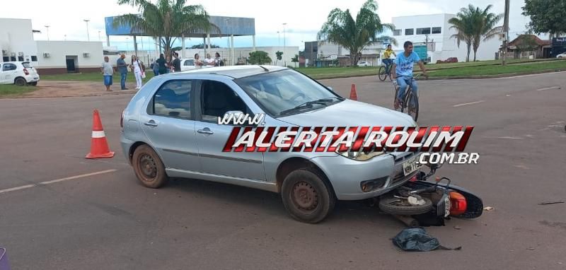 Mulher foi socorrida com suspeita de fratura na perna após ser atingida por carro nesta tarde, em Rolim de Moura Mulher foi socorrida com suspeita de fratura na perna após ser atingida por carro nesta tarde, em Rolim de Moura