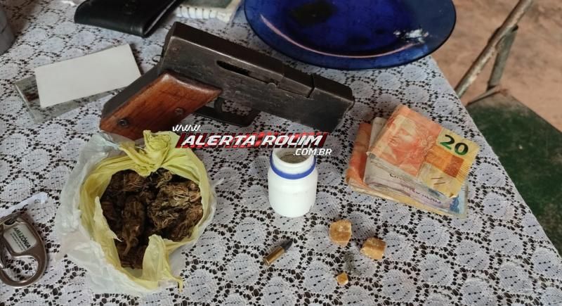 Suspeito de comercializar substância entorpecente, foi preso em flagrante pela PM com drogas e arma de fogo, em Rolim de Moura Suspeito de comercializar substância entorpecente, foi preso em flagrante pela PM com drogas e arma de fogo, em Rolim de Moura