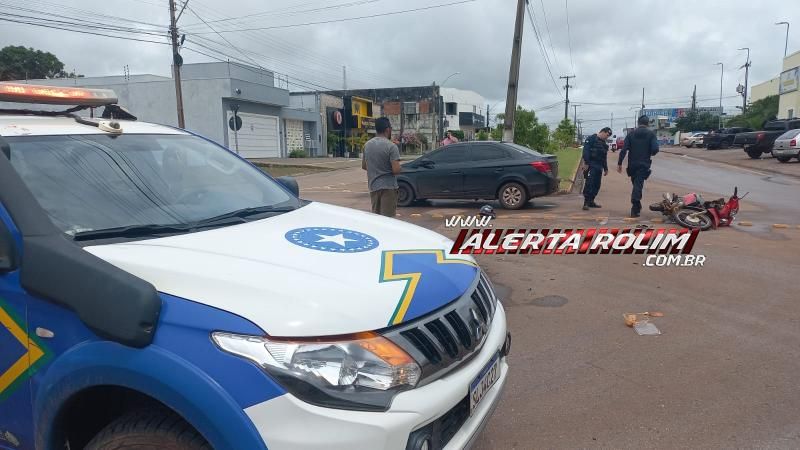 Acidente de trânsito foi registrado em rotatória nesta sexta-feira, em Rolim de Moura Acidente de trânsito foi registrado em rotatória nesta sexta-feira, em Rolim de Moura